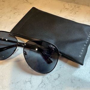 NWOT Quay Women’s Aviator Sunglasses with Case